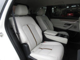 フロントシート同様の快適さを与えられたセカンドシートは、中央にコンソールを配したキャプテンシートタイプです。まるで高級セダンのような座り心地を、是非ご堪能ください。