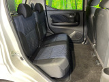 後部座席も気になるようなキズ・汚れやへたり等、大きなダメージはなく、良好な状態です。