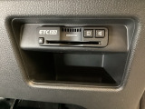 ハンドルの右下にETC2.0がついています。高速道路の料金所の通過も楽々です!。 カードの取り出しもしやすい場所についています。