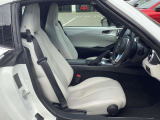 正しい姿勢で運転できるように体幹の腰部をしっかりささえるようデザインされているシートです。素材、シート形状を研究することでフィット感を高めつつ、優れた快適性を実現しています。