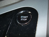 使い勝手の良いプッシュエンジンスターター装備♪鍵をカバンやポケットなどから取り出さずにエンジンを始動出来ます☆鍵を回す必要も探す必要もございません!