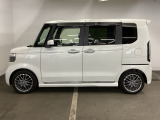 狭い駐車場でも、スライドドアならチャイルドシートへのお子さまの乗降や荷物の積載もスムーズ。とても便利な【両側電動スライドドア】ドアハンドを少し引くだけでリアドアが自動開閉します。
