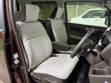 運転席から助手席への移動がしやすいベンチシートです。クッション性もあるので長時間の運転も疲れにくいです♪
