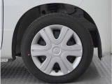 【ホイールキャップ】車に良く似合う純正ホイールキャップが装備されています。各種社外アルミホイールや、スタッドレスタイヤも取扱いしております。是非ご相談ください。