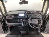 【前方視界】開放的な前方視界!運転がしやすく疲れにくいです♪窓が大きく、見通しがとっても良いおクルマですよ♪