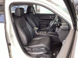 フロント広々、セパレートシートの運転席は、ハイトアジャスターが付いているので、快適にドライブができます。ハンドルはテレスコピック機能で、ハンドル位置を上・下・手前・奥に調節できます。