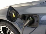 専用コードを接続するだけで簡単に充電が行えます。プラグインハイブリッドモデルRecharge T6 AWD PHEVは、走行中の充電のほか、自宅などに設置された充電機器からの充電が可能です。