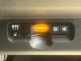 有料道路をキャッシュレスで通行できるETC車載器付きです。運転席足元に設置されています。ETCセットアップ費用は含まれておりません。別途必要となります。