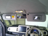 運転席・助手席ともにサンバイザー内側に鏡がついております。
