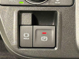 指先だけで簡単に操作が可能な電動パーキングブレーキを採用。「HOLD」スイッチを押すと、渋滞や信号待ちなどでブレーキペダルから足を離しても、ブレーキを保持するので安心です