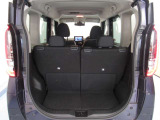 後部座席に座れる状態でも荷室はこれだけ広さがあります!お出かけやお買い物にも重宝します。ついつい買い物しすぎても安心ですね♪
