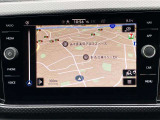 スマートフォン用アプリ[Apple CarPlay][Android Auto]対応の純正ナビ Discover Media を装備、ラジオのほか、USB、Bluetoothハンズフリー通話にも対応。