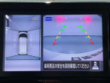 【アラウンドビューモニター】まるでクルマを真上から見ているようなアラウンドビューモニターで運転をサポート。運転席から見えにくい車の四隅や後方もモニターでしっかり見えます。