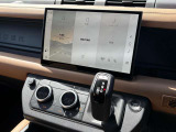 ムダのないインテリアデザインは運転席にお座りいただくと、上質なシートがお客様を包み込みます。ステアリングも握りやすい設計になっておりますのでとっさのハンドル操作も可能です。