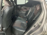広々とした後部座席です♪気になるキズや汚れなどなく良好な状態です。