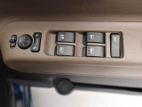 パワーウィンドゥ 運転席ドアスイッチ照明付です。電動格納ミラーも手元でワンモーションで可能です。