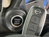 【インテリジェントキー】カバンやポケットに入れたままでもドアの施錠・解錠が可能なスマートキーを装備。エンジンのオン・オフ時もカギを取り出す必要が無いからとっても便利です♪