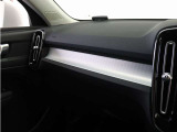 ダッシュボードに収められたアーバングリッド・アルミニウム・パネルが、XC40 Momentumのインテリアにモダンな雰囲気をもたらします。