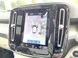【360&deg;ビューカメラ】4台の高解像度カメラで360度の鳥瞰図を表示。隣の車や壁、死角にある障害物などを画面で確認できるため、狭いスペースでの駐車・出入りも安心です。