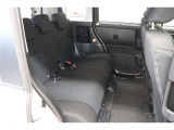 後席シートは分割可倒式。乗せる荷物や乗車人数に合わせて片側ずつ倒すことが出来ます。