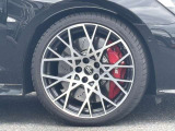 Audiは、スポーティなデザインからシンプルでエレガントなデザインまで、さまざまなデザインを提供しています。軽量でありながら高い強度を持っており車両のハンドリング性能やブレーキ性能が向上します。