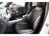 メルセデスのシートは少し硬めになっております。長時間の運転の際、適度な反発があることでお尻や腰の負担を減らす効果が御座います。