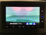 ギヤをR(バック)に入れるとナビの画面に後ろの映像が映るリアカメラ付です。後退時、コンディションが悪い視界でもカラーバックモニターがドライバーをサポートします。