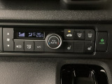 オートエアコンはこまめに温度調節するので、燃料の消費量をより少なくできます。シートヒーター付きなので寒い日も快適です。