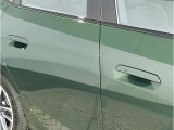 【デザインとの融合】BMWデザイナーが創り出したボディデザインを損なう事のない様に配置とデザインに拘っています。ドアノブについてもBMWの拘りに妥協はありません。