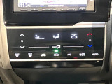 【タッチパネル式オートエアコン】一度お好みの温度に設定すれば、車内の温度を検知し風量や温度を自動で調整。暑い&hellip;寒い&hellip;と何度もスイッチ操作をする必要はありません。快適な車内空間には必須の機能ですね♪