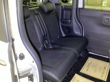 ホンダ車の低床ボディは、チャイルドシートへのお子さまの乗降や荷物の積載もスムーズ。足元もゆったりとしていますので、おくつろぎいただけます。