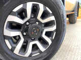 【純正○○インチアルミホイール】外観にマッチした純正アルミホイールを装着しております。各種社外アルミホイールや、スタッドレスタイヤも取扱いしております。是非ご相談ください♪