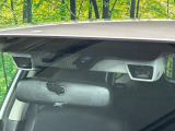 【アイサイトVer2】前方の車両等を検知し、衝突しそうな時は警報で注意を促し、ブレーキを踏む力をサポート。ブレーキを踏めなかった場合は衝突被害軽減ブレーキが作動、衝突回避をサポートします。