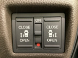 リアドアは乗り降りに便利な両側電動スライドドアです。また運転席に座っていながらスイッチ操作で自在にスライドドアを開け閉めできます。