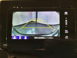 リバースギアに入れるだけで後方の表示へ切り替わります。夜間や雨の日の駐車も楽になりますよ。