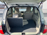 リヤシートも全車消毒済み。シートを倒すとゆったりとした室内空間に★レジャーにショッピングに大活躍!シートは左右別々に動くのでアレンジいろいろ!