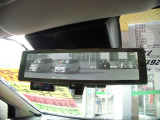 スマートルームミラーを装備しております。バックドアにカメラがついているので荷物を積んでいる場合や人を乗せていても視界良好です