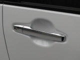 電子カードキーを携帯していれば、フロントドアハンドルのリクエストスイッチに触れるだけでドアロックを施錠・解錠できます。