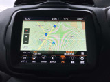 タッチスクリーンをタップするかスワイプするだけですべての機能を呼び出せます。Apple CarPlayおよびAndroid Autoに対応しスマートフォンとのシームレスな 連携も実現。さらに、USBポートを標準装備しています。