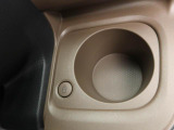 カップホルダーは運転席や助手席からちょうど手の届く位置です!!