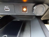 ◆ワイヤレス充電器/USB電源ソケット◆スマートフォンのワイヤレス充電器をセンターコンソールに装備!スマートフォンを置くだけで、USBコードを接続することなく手軽に充電を行えます。