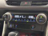 【左右独立オートエアコン】左右独立型、いわゆるデュアルエアコンです。運転席と助手席でそれぞれお好みの温度を設定可能です。