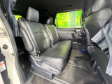 後部座席も気になるようなキズ・汚れやへたり等、大きなダメージはなく、良好な状態です。