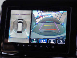 【全方位モニター】専用カメラにより上から見下ろしたような視点で360度クルマの周囲を確認することができます。駐車が苦手な方でも縦列駐車や幅寄せ時に活躍してくれます。