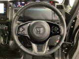 ハンドルにHondaセンシング系のクルーズコントロールやレーンキープアシストなどのスイッチと、オーディオの操作スイッチが装備されています。ハンドルから手を離さず安全に操作できます。