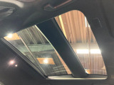 【ガラスルーフ】ガラスルーフ搭載で車内の解放感が一気にアップ!開放的なドライブをお楽しみいただけます。