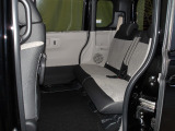 後席も足元広々で快適にドライブ出来ます♪