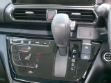 操作しやすいシフトレバーとタッチ式エアコンパネルで運転も楽々です。