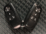 スマートキーを装備しています☆カギをカバンやポケットに入れて頂いた状態でドアロックの開閉やエンジンスタートをして頂けますよ!とても便利な装備です!