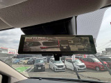 スマートルームミラーも付いています。後方ピラーや荷物、後席に同乗している方や曇りなど視界が遮られた場合でも後方カメラからの映像で安全確認をすることができます。